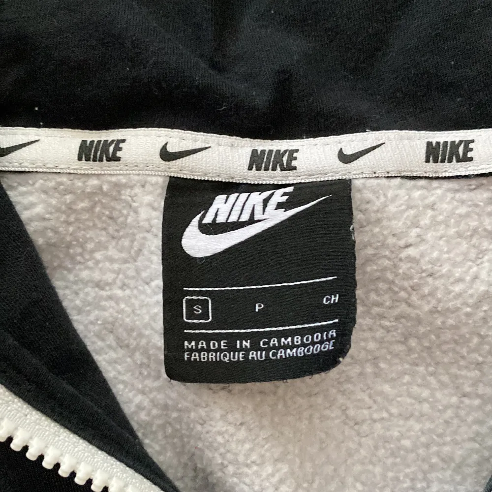 Nike zip hoodie knappt använd i storlek small Den visar få tecken på användning . Hoodies.