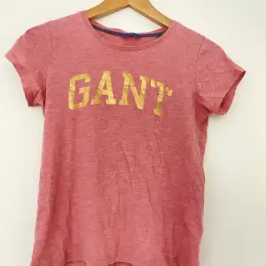 en snygg rosa gant t-shirt med guld text. köpt secondhand men själv aldrig använd. hör av dig vid fler bilder eller frågor🧡🫶🏼