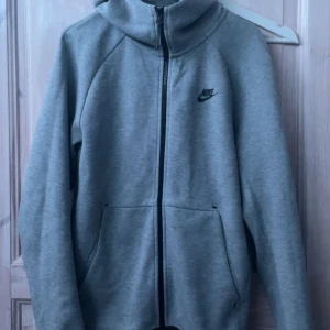 Nike tech fleece old season - Säljer nu min Nike tech fleece old season. Skick 9,5/10 knappt använd och exakt som ny. Skriv för mer information och frågor!