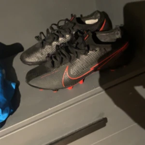 Nike mercurial vapor 13 - Säljs pga att dom it används.  Cond: 8/10  Storlek 43 Byte mot andra fotbollsskor eller buda.