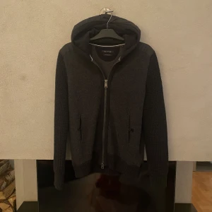 Marc o polo cardigan - Säljer en riktigt fet cardigan från Marc o polo. Skick 9/10. Nypris cirka 1500kr. Skriv om ni har frågor🙌