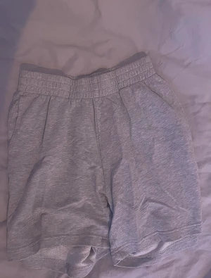 Grå shorts - Grå Gina tricot Storlek: S  Bra kvalite Säljer för att jag inte tycker om dom någon mer🤍