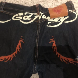 Ed hardy jeans - Vill sälja dessa snygga edhardy jeansen. Dock har fickorna blivit avslitna för länge sedan. Men de inget som stört mig något större