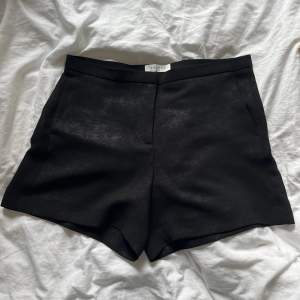 Ett par svarta skimmriga shorts från sandro Paris. Uppskattad storlek xs/s/m beroende på önskad passform. Ingen bild med de på pga passat ej mig!!❤️‍🩹