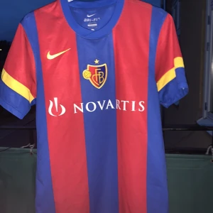 FC Basel hemmatröja - Säljer denna Basel tröja, snygg och perfek till både vardag och träning. Snygg i höst och fint skick. Använd 5 gånger ungefär. Kan gå ner i pris vid snabb affär! Fler bilder i DM!
