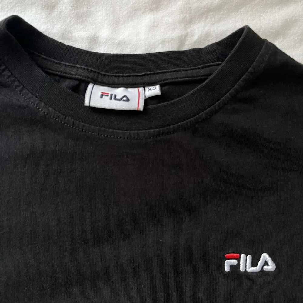 Fin svart fila t shirt i bra skick!. T-shirts.