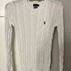 Stickad tröja  - Säljer denna stickade tröja från Ralph Lauren som aldrig används, finns även i mörkblå ❣️