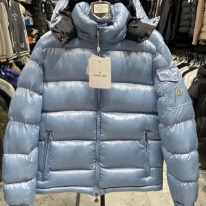 Moncler maya jacka - Köpte den från Schweiz och har använt den 2 gånger. För mer info och bilder kom dm 