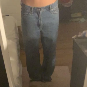 baggy jeans - jätte fina lågmidjade baggy jeans från h&m! i storlek 34, dem kommer ej till användning!🤗 skriv gärna om du har frågor!❤️