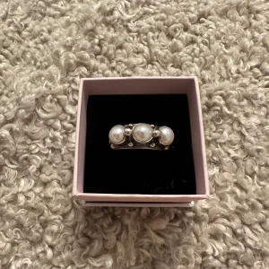 Kumkum - Kumkum ring med vättenpärlor storlek 20. Fint skick men använd. Nypris 1300kr