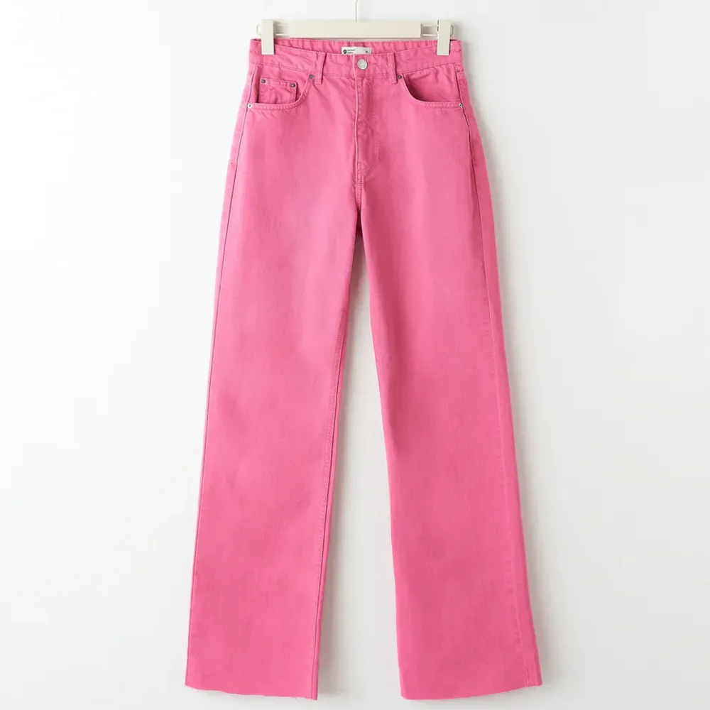 Rosa jeans från Gina Tricot i modellen ”Idun”. Storlek 38. Helt nya, lappar och allt kvar.. Jeans & Byxor.