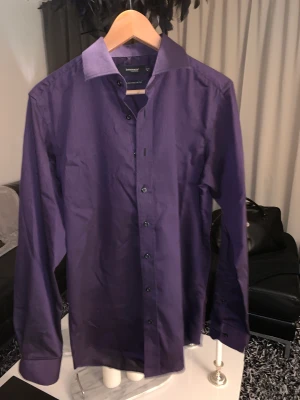 Skjorta - Snygg skjorta från Dressmann i lila och svart färg. Nyskick