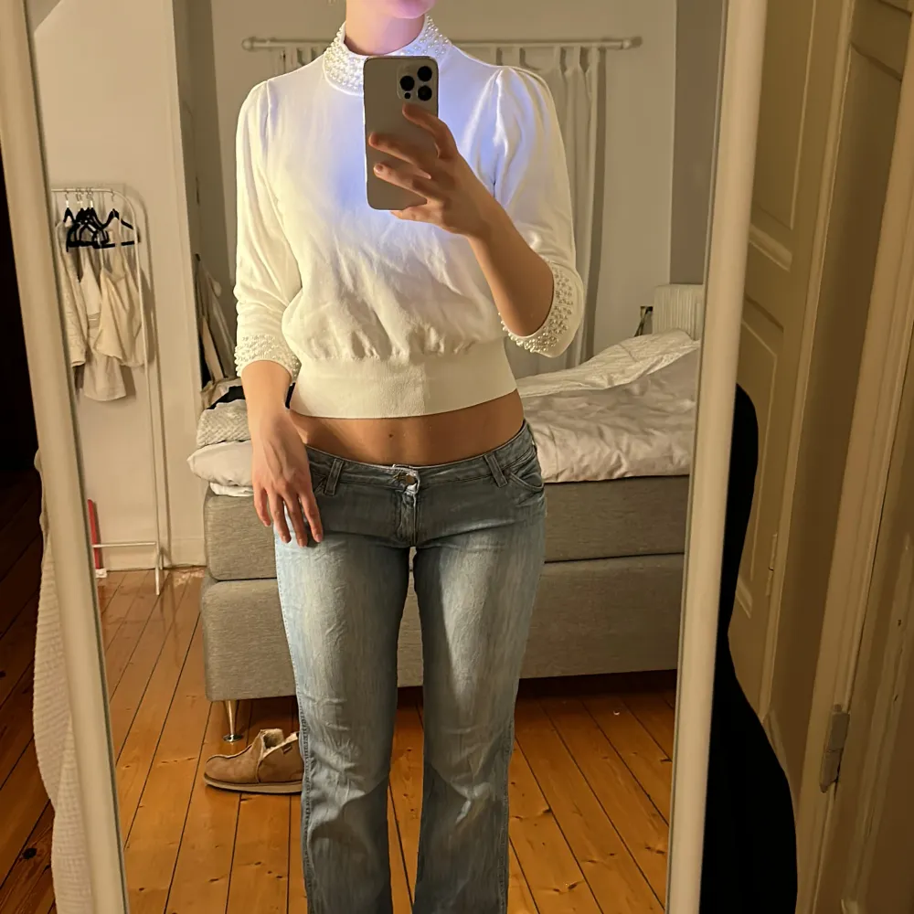 Så fin tröja från hm med pärlor, går både att ha till vardags och fest. Yläosat.