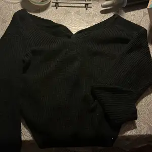 En jätte fin stickad tröja som är använd fåtals gånger och är ifrån Shein. Den har en öppen rygg som man kan se på bilden och en heltäckande framdel. 