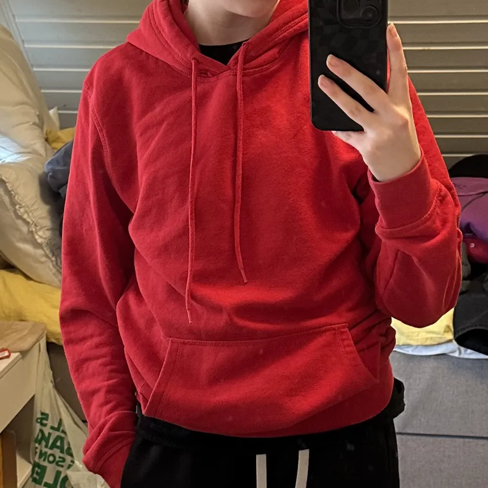 Säljer en fin väldigt skön röd hoodie, XS från man avdelningen, unisex så passar alla, nyskick . Hoodies.