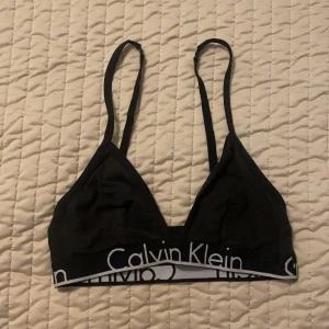 Calvin Klein topp - Sitter skit snyggt på men tyvärr är den för liten. Det står M men skulle säga att den sitter mer som S. Har använt fåtal gånger och är i toppen sick!💓