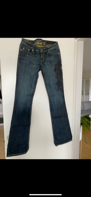 Sinful biker jeans  - NYTT strl  Snygga detaljer  Mörkblå  Midjemått 24 längd 30 !!! 🤩☀️🤗