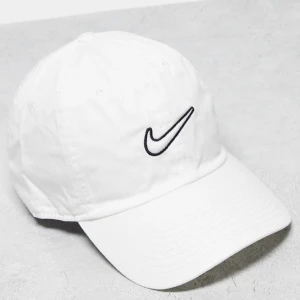 Nike vintage keps - Vintage keps från nike, kommer tyvärr ej till användning. Första bilden lånad