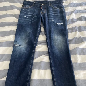 Dsquared2 jeans - Säljer nu mina Dsquared2 jeans då dem inte kommer till användning, använda ett fåtal gånger men som nya Storlek 48 Skick 10/10 Pris 950kr Priset kan diskuteras vid snabb affär 