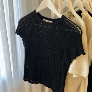 Stickad topp - Svart populär topp ifrån zara. Den finns inte att köpa på hemsidan längre! Den är lite genomskinlig som man kan se på materialet. Liten i storleken. Passar bra på mig som brukar ha xs/s