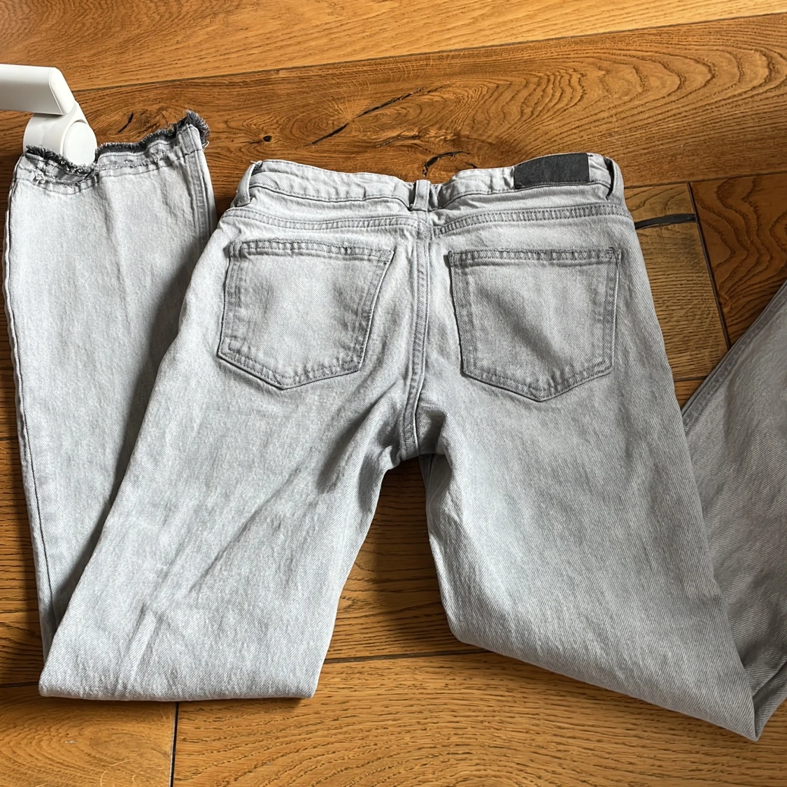 Gråa bootcut jeans - 37