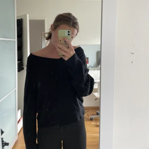Svart tröja  - Svart tröja från Nelly i använt skick 