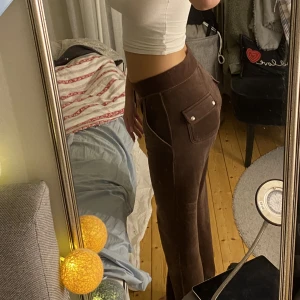 Juicy couture  - Ett par bruna juicy couture som bara används 1 gång , så de är väldigt nya. Jag har egentligen stl XS men de här byxorna är i stl S
