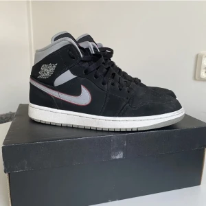 Jordan 1 - Säljer dessa jordan 1s i vädligt fint skick då de inte kommer till användning längre.