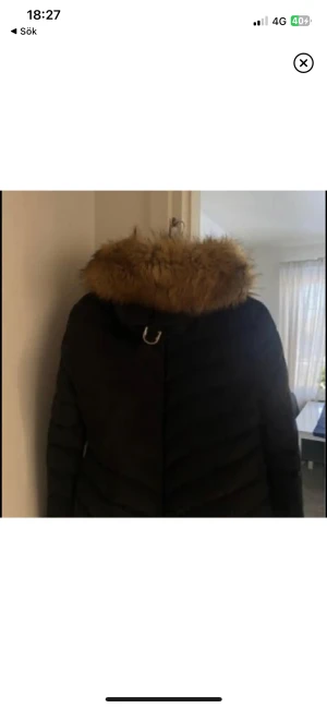 Hollies Jacka (Chantel ) - Säljer min hollies jacka då den blivit för stor för mig! Strl 42 och i fint skick. Använde den ett fåtal gånger men köpte sedan ny jacka.