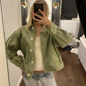Grön jeansjacka - Säljer denna snygga ”jeansjacka” från zara! Köp gärna genom köp nu för en smidig affär💕