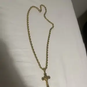 Säljer ett halsband med kors hänge som är doppad i 18karat guld, aldrig använd. Priset kan diskuteras vid snabb affär