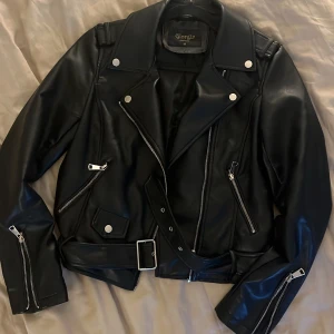 Skinnjacka  - Skinnjacka köpt i en butik i Göteborg för ca, 800-900kr❤️storlek M men liten i storleken, superfint skick