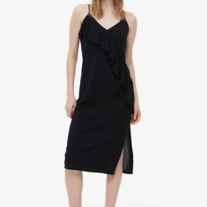 Svart klänning - Jätte fin klänning från h&m. Nyskick då den är använd endast 1 gång💕