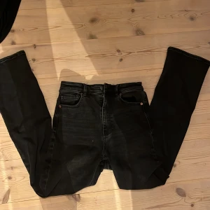 Jeans  - Ett par svarta högmodjade utsvängda jeans från stradivarius.  Knappt använda.  Passar på mig som är 172 cm. 