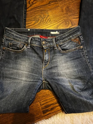 Low waist Straight jeans - Säljer ett par jeans som tyvärr är försmå för mig. Jag köpte dem för 2300kr i nypris. Priset kan även diskuteras om det blir en snabb affär ❤️