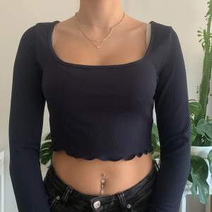 fin mörkblå långärmad croptop med vidare ärmar 