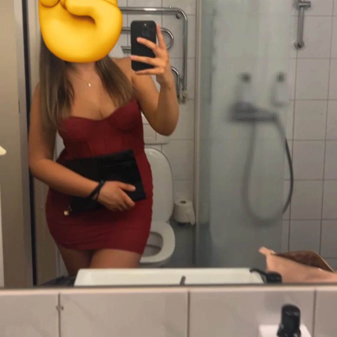 Vinröd klänning