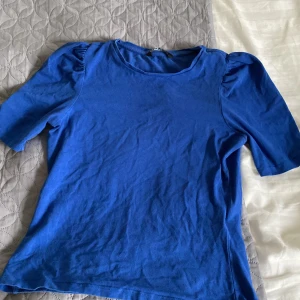 Blå t-shirt!  - Säljer denna JÄTTE söta toppen från only! Den har lite puff armar! Jätte gullig Stockholmsstil tröja! Den är i storlek S! 