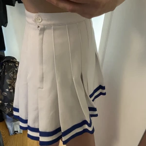 Retro kjol  - Tenniskjol från 50-60-tal. Ca XS med midjemått 60 cm. Inköpt på Beyond retro för 300 kr säljer för 150 kr. 
