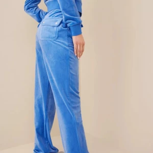 Juicy Couture - Säljer mina älskade juicy byxor pågrund av låg användning. Så gott som nya är använda två gånger. Inga skador eller fläckar på byxorna. Skriv vid intresse av köp eller egna bilder❤️❤️TRYCK INTE PÅ KÖP!!