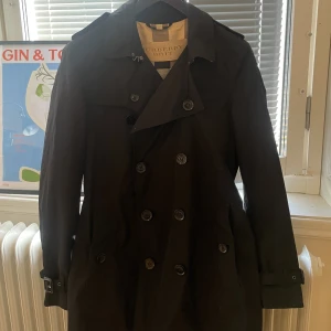 Burberry trenchcoat S - Riktigt snygg trenchcoat från burberry. Perfekt jacka till hösten i storlek S 