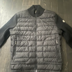 Moncler cardigan - Hej säljer min Moncler cardigan som jag köpte men var lite för liten! Storlek m men sitter som s skulle jag säga de bara höra av er vid intresse mvh Axel👍