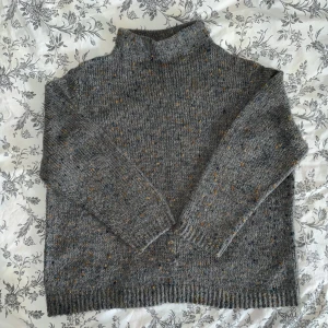 Mysig stickad tröja - En jättefin stickad varmare tröja så passar perfekt nu till hösten, är storlek XL men skulle nog kunna passa M-XL om man vill ha den väldigt oversized som är mysigt på hösten