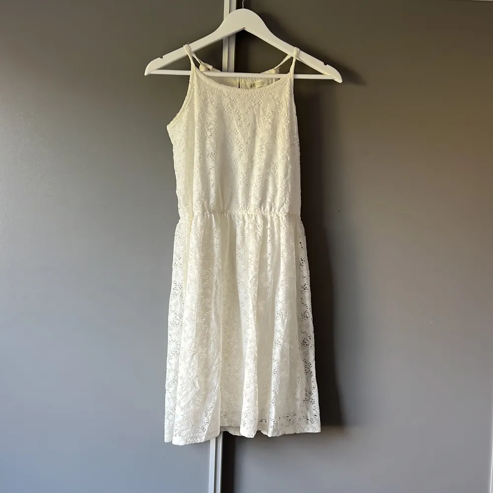 säljer min vita klänning som ger lite student vibe. storlek 158/164 från h&m. 80kr+ frakt . Klänningar.