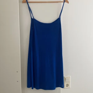 Klönnibg - Kort klänning som har fint fall och lite genomskinlig