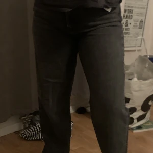 jeans - gråa jeans från gina tricot