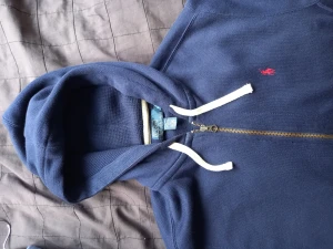 Ralph Lauren Zip Hoodie - En fin tröja inköpt i Chicago i USA av en vän till mig, dock är den L och jag har S/M, därav är den väldigt sparsamt använd. Nypris: 1200:-