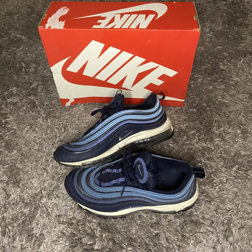 Tjena! Säljer dom här feta Nike Air Max 97orna som jag köpte i somras på Nike, sparsamt använda och bubblorna i sulan är hela! Skick (7,5/10). Stor i storleken (passar mig som har 43). Bara att höra av sig för bilder elr funderingar!. Skor.