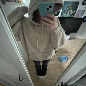 Säljer denna mysiga bikbok hoodie, använd men inte sliten alls! 