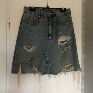 Jeanskjol - Sliten jeanskjol från HM divided. Använd men i fint skick utan några defekter. Skriv för fler bilder😊